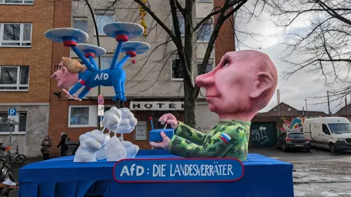 Putin fernsteuert die Drohne "AfD". Foto: Christoph Schroeter Gesehen auf: Rheinische Post