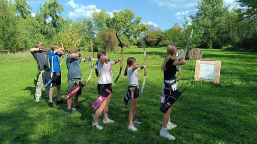 vor uns stehen 6 junge BogenschützInnen, die sich auf einer Strohmatte einschießen für ihre interne Vereinsmeisterschaft vor uns stehen 6 junge BogenschützInnen, die sich auf einer Strohmatte einschießen für ihre interne Vereinsmeisterschaft